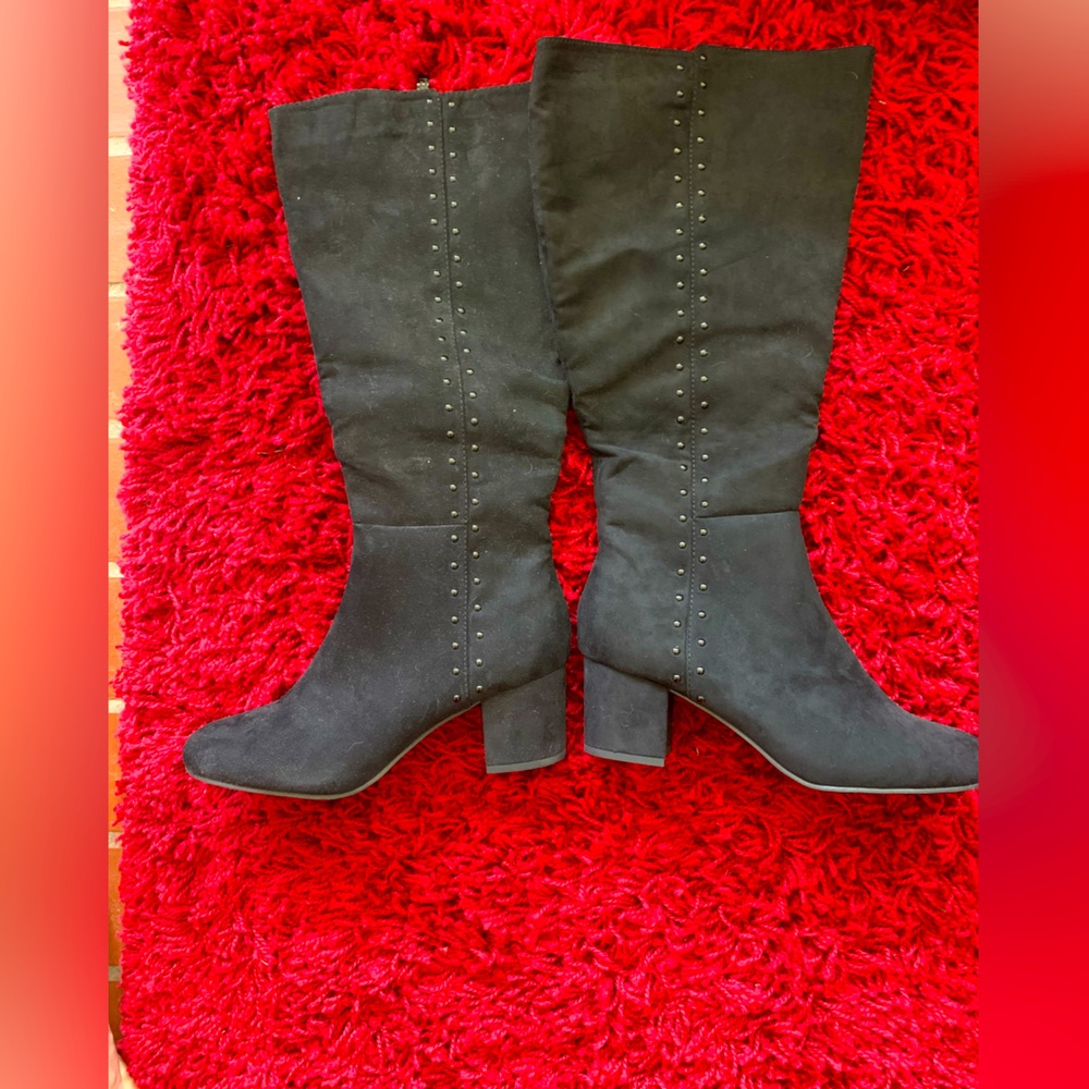 Lauren Blackwell knee high wide calf suede boots size 9. Zip up
